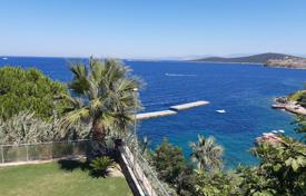 Большая вилла на берегу моря, с 2 гостевыми домами, сауной и турецкой бане, с панорамными видами на море за $14 000 000