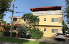 Уютный коттедж с участком, гаражом и террасой, Майами, США за $1 600 000
