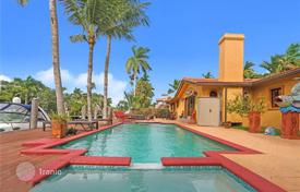 Уютная вилла с бассейном, спа, гаражом и террасой, Форт-Лодердейл, США за $1 950 000