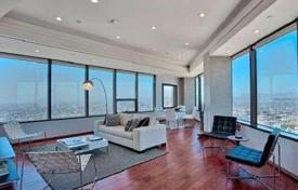 Современные апартаменты с панорамным видом на город в кондоминиуме, Лос-Анджелес, США за 1 540 000 €