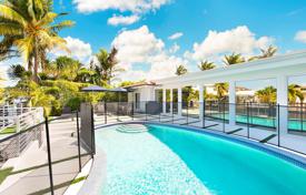 Современная вилла с бассейном, зоной отдыха и гаражом, Майами, США за 1 519 000 €