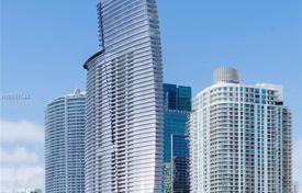 Новые апартаменты с террасой и видом на залив в здании с бассейном и тренажерным залом, Майами, США за $962 000