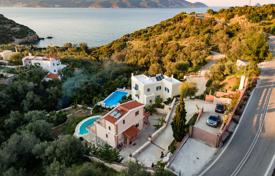 Трехэтажная вилла с двумя квартирами, бассейном и садом в 170 метрах от моря, Галатас, Греция за 420 000 €