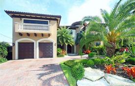 Просторная вилла с задним двором, бассейном, террасой и двумя гаражами, Майами-Бич, США за $2 950 000