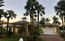 Комфортабельная вилла с участком, бассейном, гаражом и террасой, Майами, США за $1 499 000