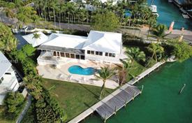 Комфортабельная вилла с частным бассейном, пристанью, террасой и видом на залив, Майами, США за $8 495 000