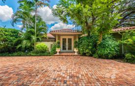 Уютная вилла с садом, задним двором, бассейном, зоной отдыха и парковкой, Майами, США за $2 490 000