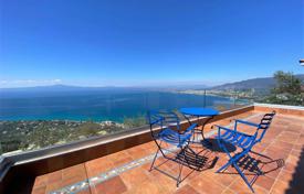 Три дома с большим участком и панорамным видом на море в Каламате, Пелопоннес, Греция за 1 250 000 €