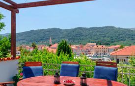 Комфортабельная вилла с двумя террасами и видом на бухту, недалеко от набережной, Стари-Город, Сплитско-Далматинская жупания, Хорватия за 800 000 €