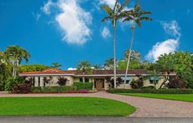 Комфортабельная вилла с задним двором, бассейном, зоной отдыха и гаражом, Майами, США за $928 000