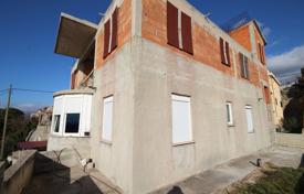 Двухэтажный дом с террасой на крыше, Сплит, Хорватия за 300 000 €
