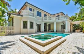 Средиземноморская вилла с бассейном, гаражом и террасой, Бал-Харбор, США за $5 499 000