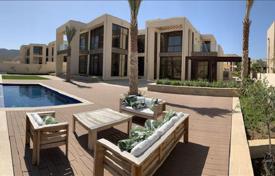 Комплекс вилл с бассейнами в большой резиденции с пляжем и ресторанами, Маскат, Оман за От $2 755 000