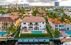 Отремонтированная средиземноморская вилла с бассейном, гаражом, доком, террасой и видом на залив, Майами-Бич, США за $2 950 000