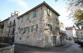 Четырехэтажный дом на первой линии у моря, в центре Каштел-Лукшич, Хорватия за 580 000 €