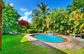 Уютная вилла с садом, задним двором, бассейном, зоной отдыха и парковкой, Сарфсайд, США за $779 000