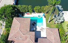 Семейная вилла с патио, бассейном, террасой и видом на залив, Голден Бич, США за $3 995 000