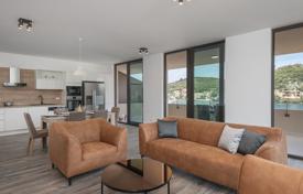 Меблированные апартаменты с парковочным местом на первой линии у моря, Жрново, Хорватия за 388 000 €