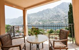 Меблированная трехкомнатная квартира с видом на море и горы в Муо, Котор, Черногория за 234 000 €