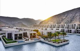 Комплекс вилл у воды в большой резиденции с пляжем и 5-звездочным отелем, Маскат, Оман за От $1 192 000