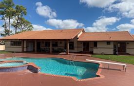 Комфортабельная вилла с участком, бассейном, гаражом и террасой, Майами, США за $1 595 000