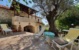 Двухэтажный каменный дом с пышным садом и видом на море, Тирос, Пелопоннес, Греция за 200 000 €