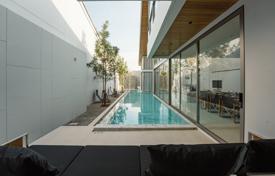 Двухэтажная вилла с большим бассейном, террасой и садом, рядом с гольф-клубами и пляжем, Пасак, Пхукет, Таиланд за 725 000 €