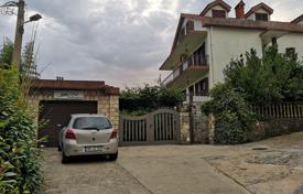 Меблированный дом с гаражами и садом рядом с морем, Кумбор, Черногория за 455 000 €