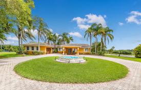 Просторная вилла с бассейном, садом, гаражом и террасой, Майами, США за $2 000 000