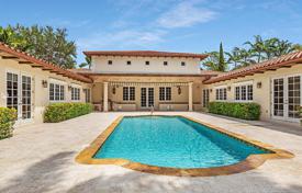 Просторная вилла с внутренним двором, бассейном, летней кухней, зоной отдыха и двумя гаражами, Майами, США за $2 794 000