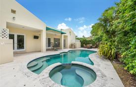 Комфортабельная вилла с задним двором, бассейном, террасой и гаражом, Корал Гейблс, США за $809 000