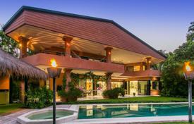 Вилла с отдельным апартаментом, садом, бассейном и парковкой, на берегу океана, в Порт Дуглас, Австралия за $3 909 000
