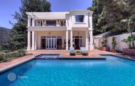 Меблированная вилла с бассейном и джакузи в элитном районе Лос-Анджелеса за 6 894 000 €
