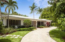 Уютная вилла с задним двором, бассейном, зоной отдыха и гаражом, Майами, США за $1 395 000