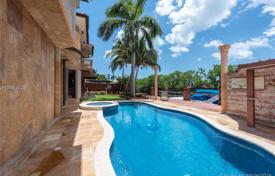 Роскошная вилла с задним двором, бассейном, садом и террасой, двумя гаражами, Майами-Бич, США за 2 201 000 €