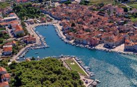 Новые апартаменты с садом и террасой, на первой линии у моря, Стари-Град, Хорватия за 610 000 €