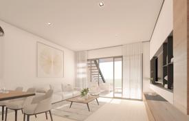 Коттедж в новом жилом комплексе в Бенидорме с террасами и общим бассейном за 380 000 €