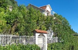 Двухэтажный дом с террасами и живописным видом, Плоче, Хорватия за 220 000 €