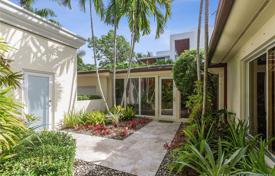 Современная вилла с задним двором, бассейном и террасой, Майами-Бич, США за 2 027 000 €