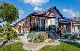 Дом в городе в Йорке, Торонто, Онтарио,  Канада за C$1 615 000