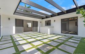 Недавно отремонтированный коттедж с большим задним двором и террасой, Корал Гейблс, США за $1 000 000