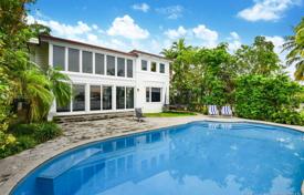 Просторная вилла с задним двором, бассейном, террасой и видом на залив, Майами-Бич, США за 5 097 000 €
