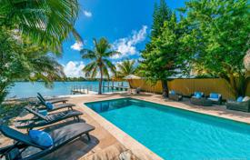Меблированная вилла с бассейном, террасой и видом на океан, Майами-Бич, США за $1 756 000
