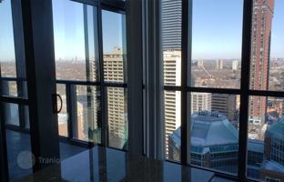 2-комнатная квартира на Чарльс-стрит Восток за C$1 073 000