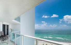 Апартаменты с двумя террасами и видом на океан в современной резиденции с бассейном, на первой линии от пляжа, Санни Айлс Бич, Майами, США за $692 000