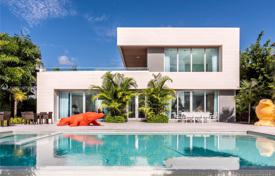 Уютная вилла с садом, задним двором, бассейном и террасой, Майами-Бич, США за $9 450 000