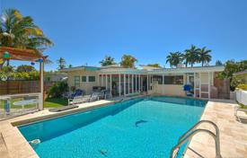 Уютная вилла с бассейном, парковкой и террасой, Майами-Бич, США за $700 000