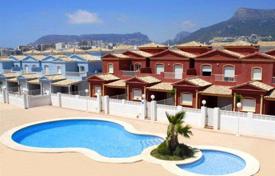 Просторный таунхаус с террасой в жилом комплексе с бассейном и зоной отдыха, Кальпе, Испания за 260 000 €