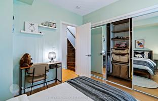 7-комнатный таунхаус в Perth Avenue за C$1 933 000
