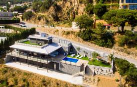 Новая трехэтажная вилла с бассейном и садом, в элитной резиденции, Тосса‑де-Мар, Испания за 4 600 € в неделю